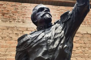 Escultura Francisco Bolognesi